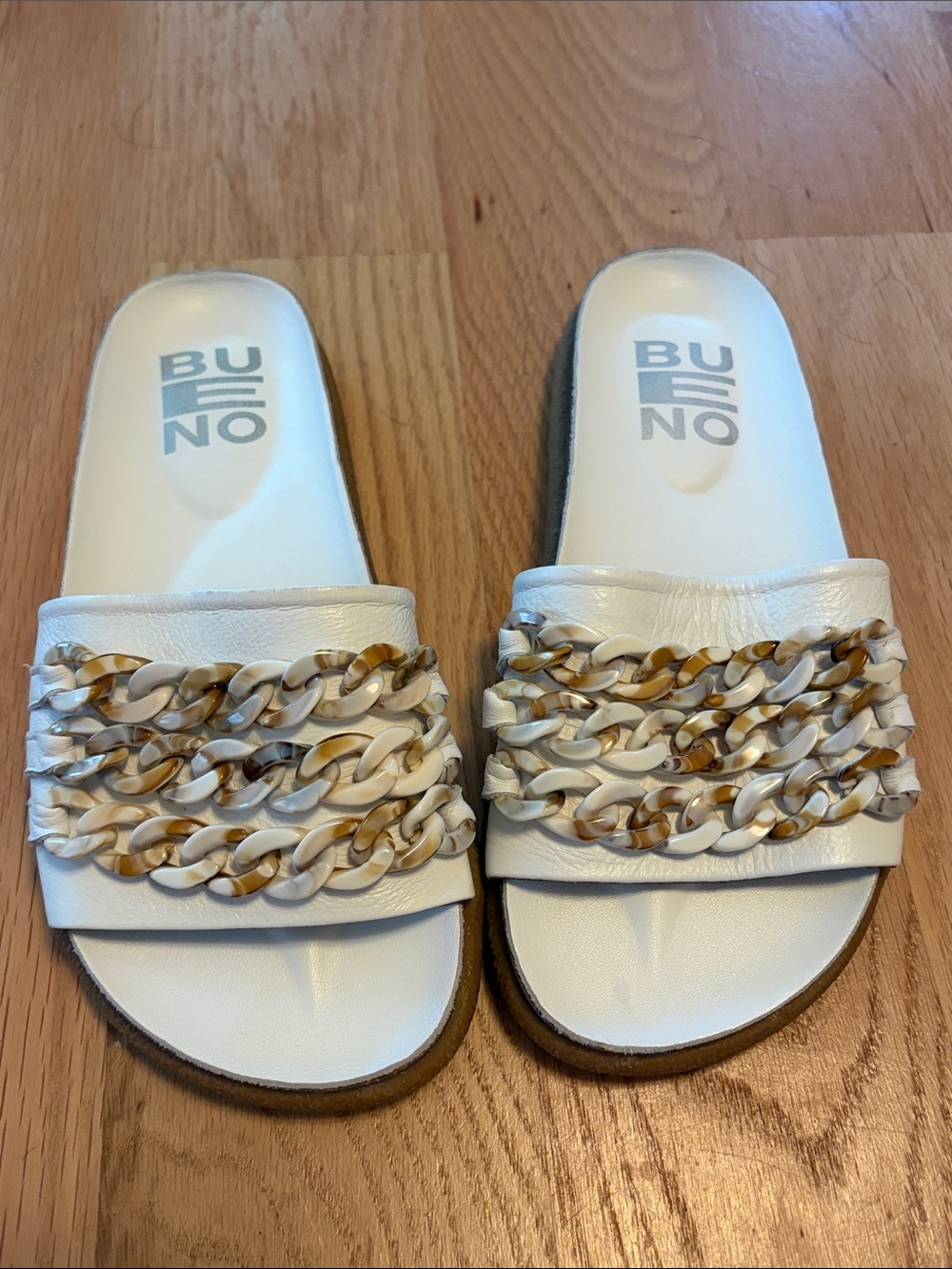 Bueno White Emilia Slide Sandals with Tortoiseshell-Style Chain Straps
